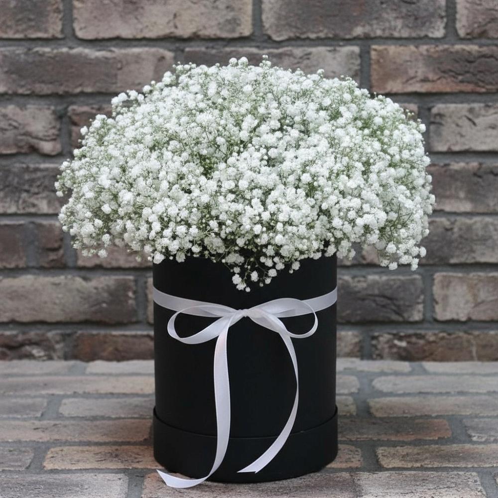 Цветочная композиция из Гипсофила в шляпной коробке в Сибае