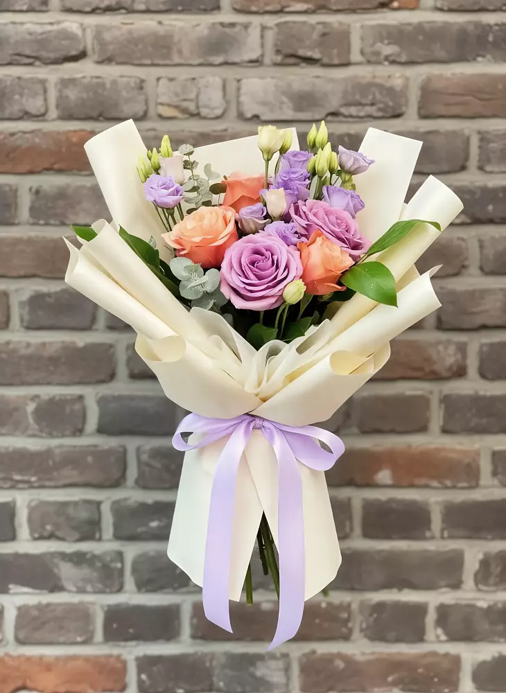 Букет цветов из: Лизиантусы и Розы в Сибае