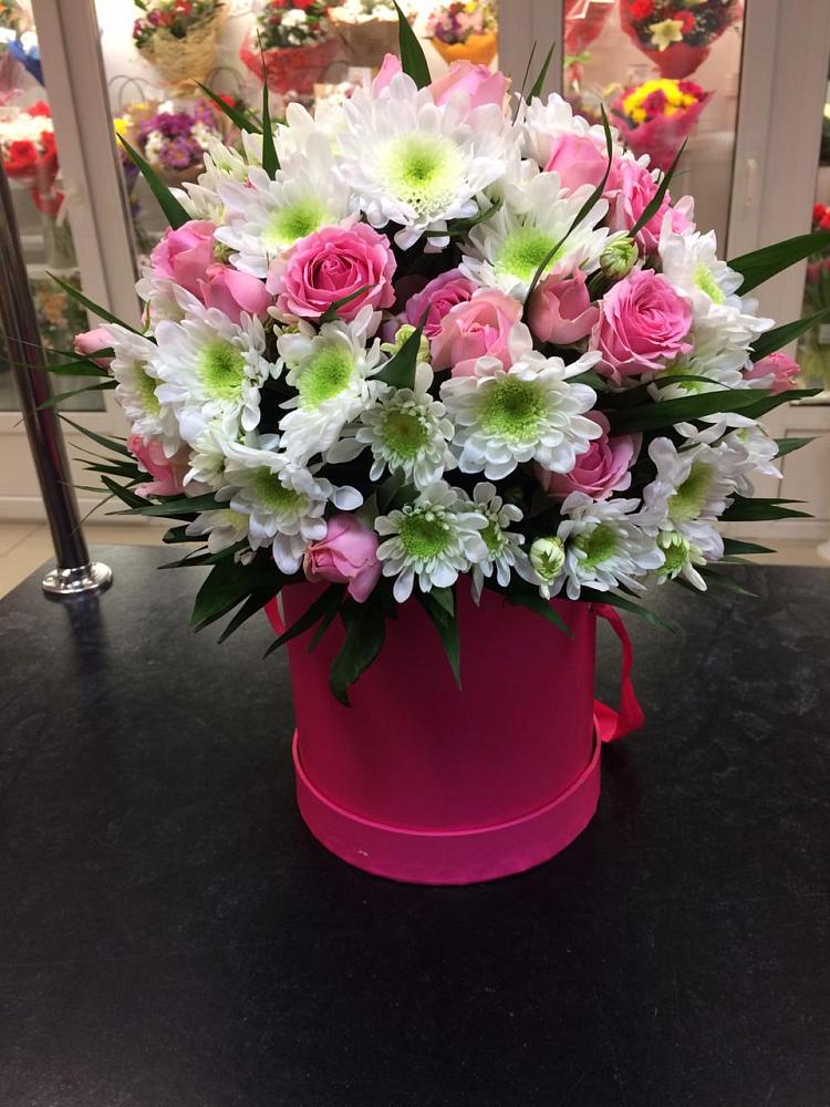 Цветочная композиция из Розы и Хризантемы в шляпной коробке в Сибае