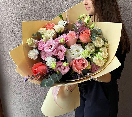 Букет цветов из: Розы, Лизиантусы и Гвоздики в Сибае